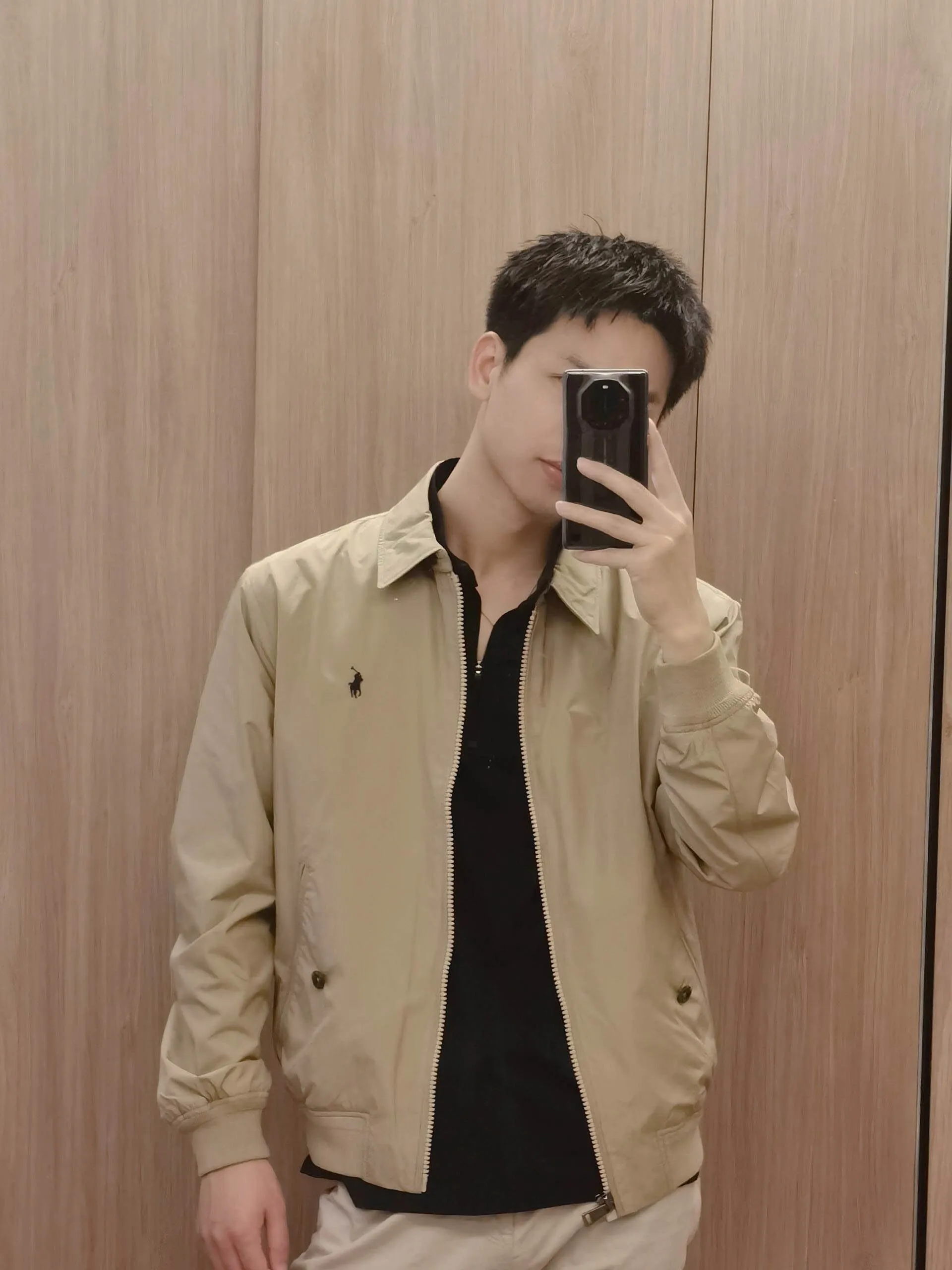 P306 💰Ralph Lauren/Ralph Lauren American vintage classic lapel retro waterproof jacket. Classic design. Timeless classic. The cotton fabric is thick and wide, showing a sense of vintage. The collar and cuffs are decorated with colorful plaid. It looks good on both men and women. It is comfortable and comfortable to wear. Mainly relaxed retro YYDS. One piece for both men and women. An indispensable piece for autumn and winter. The hottest jacket at the moment. One hundred percent cotton twill is thick and thick, ⚠️correctly spaced red and green plaid lining, imported high-density embroidery. The Harrington jacket has a loose fit, is short and fat, and is super versatile. It is a clean fit and is suitable for both men and women. Color: Khaki Navy Black Size: M-XXL Size Length Bust Sleeve Length Shoulder Width M 67 110 61 L 68 114 62 XL 70 118 63 2XL 72 122 64